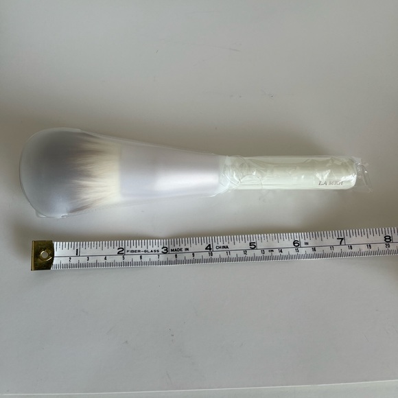 La Mer Powder Brush NEW Never Used - Picture 3 of 3